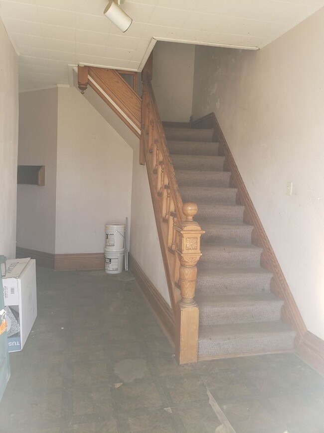 Building Photo - 2- Bedroom, 1- Bath Upper Unit in Hillsboro