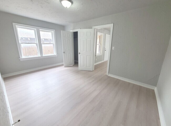Building Photo - 2 Bed/1 Bath in historic duplex close to T...