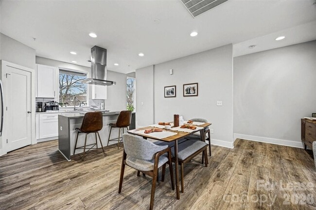 Building Photo - 840 E 18th St