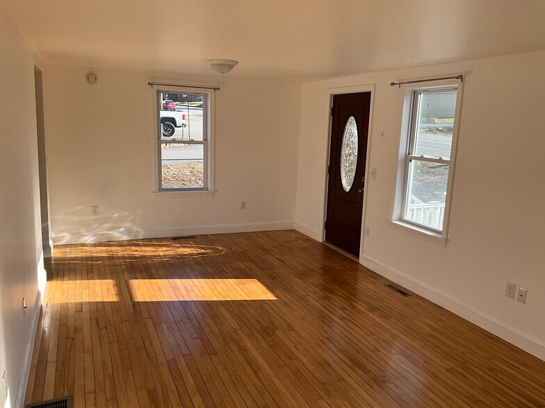 Building Photo - 450 Riverside Dr