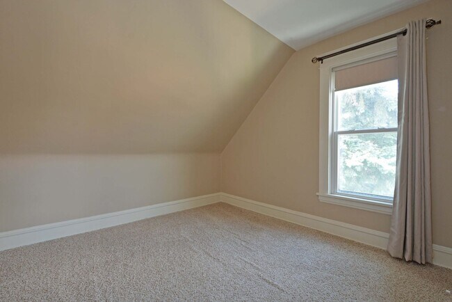 Building Photo - 3BD Home with Deck, Fenced Yard & Garage—S...