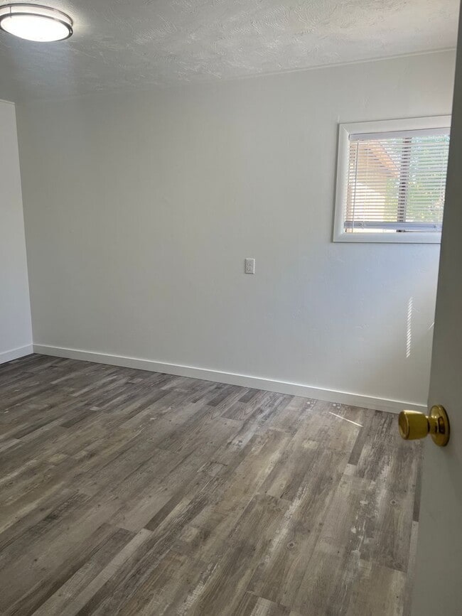 Building Photo - 2 bed, 1 bath Manufactured Home in the Mill Hollow Community!