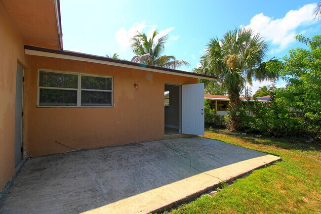 Building Photo - 1045 Miami Blvd