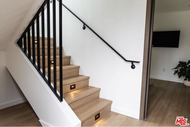 Building Photo - 843 Mariposa Ave