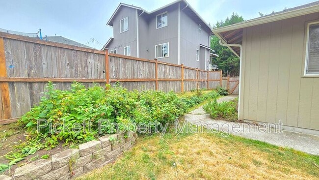 Building Photo - 1331 NE Gilmax Ln