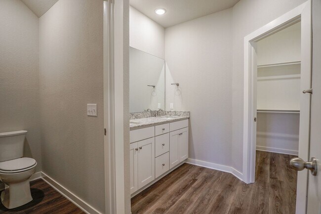 Building Photo - 4 bedroom 3.5 bath home!