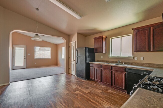 Building Photo - Amazing and Spacious Single Story 3 BR 2 BA!