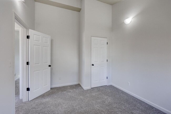 Building Photo - 1003-1005 Orchard St