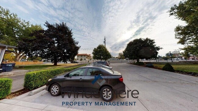 Building Photo - coll1100