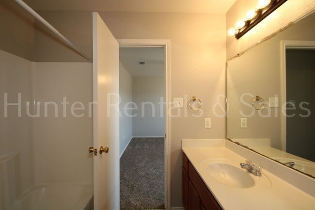 Building Photo - Spacious!