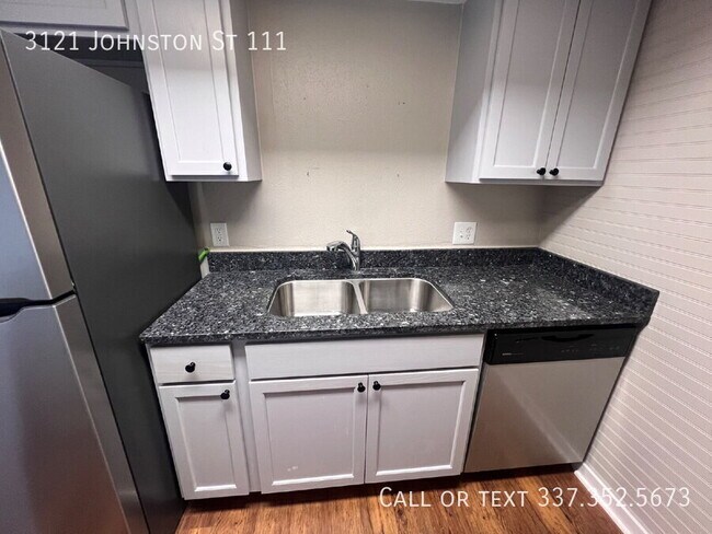 Building Photo - Modern 1-Bed Condo with Pool Access - Walk to Moncus Park