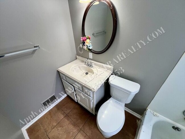 Building Photo - Updated 2 Bedroom 1 Bath House in North KC-Available NOW!!