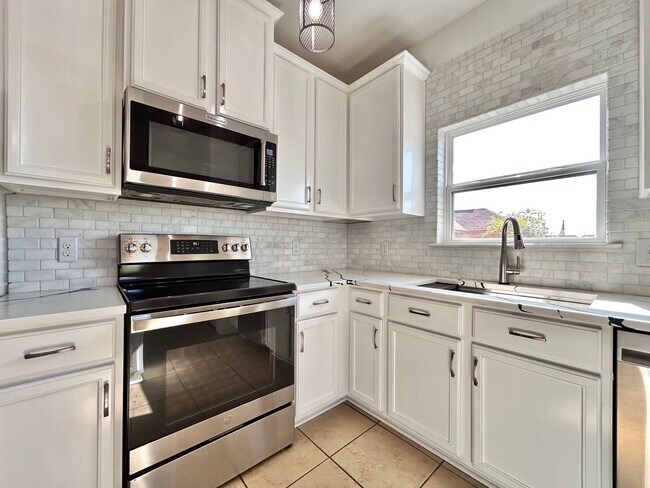 Building Photo - Beautiful 3-Bedroom, 2-Bath Home with Comm...