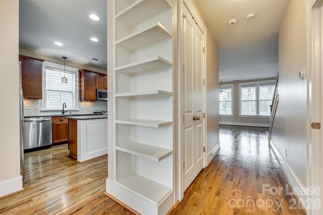 Building Photo - 799 Herrons Ferry Road