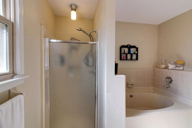 Building Photo - 1122 Rosebrook Dr