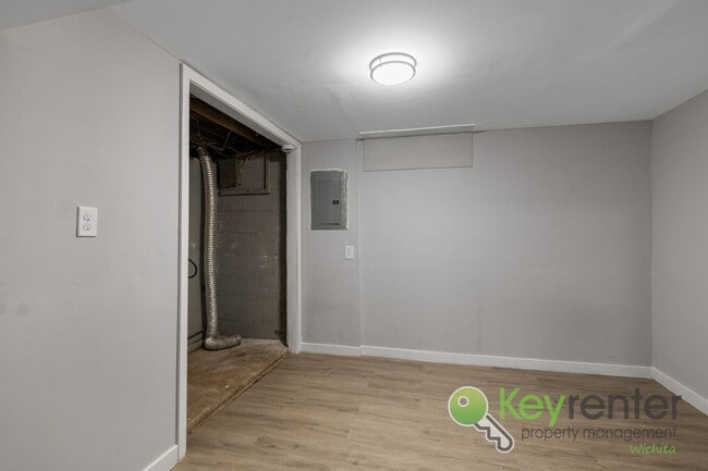 Building Photo - Freshly remodeled 2 bedroom + 2 bonus room...