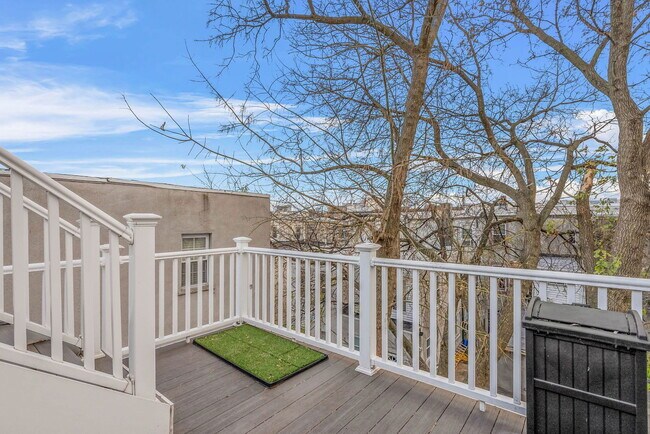 Building Photo - 1922 Montrose St