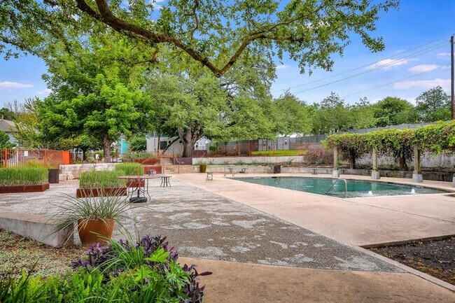 Building Photo - 2913 Saville Loop