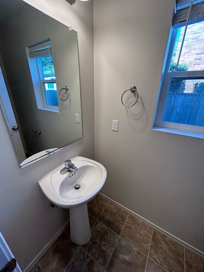 Building Photo - AUG750-800