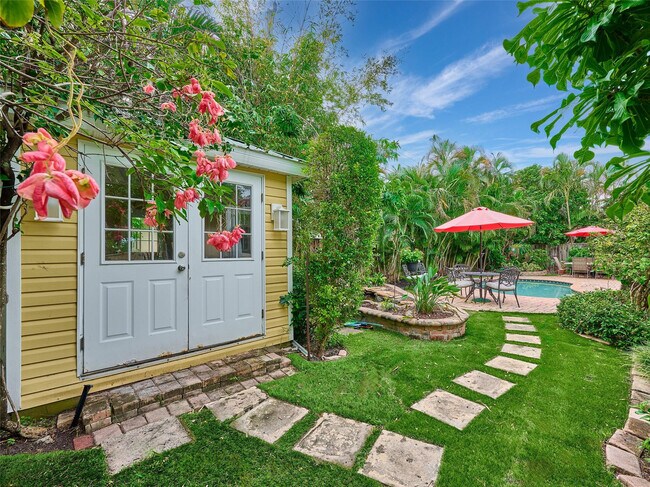 Building Photo - 3220 Oleander Way