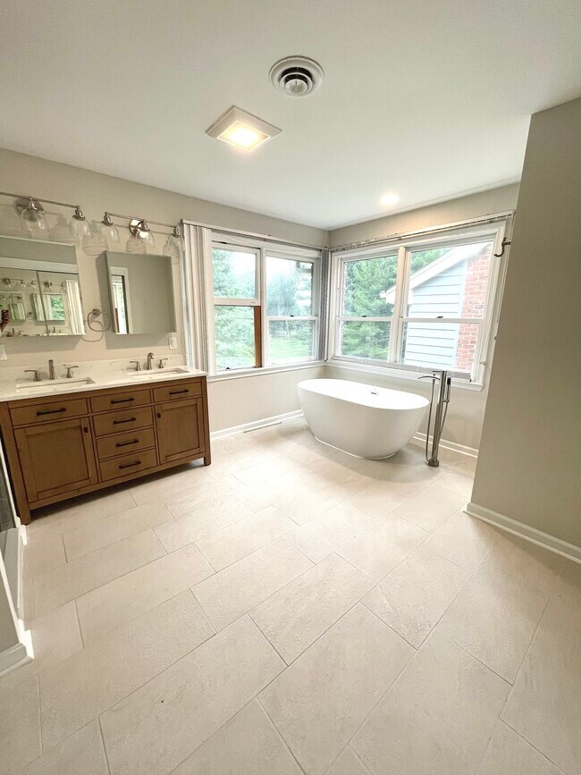 Building Photo - 5 Spring House Rd