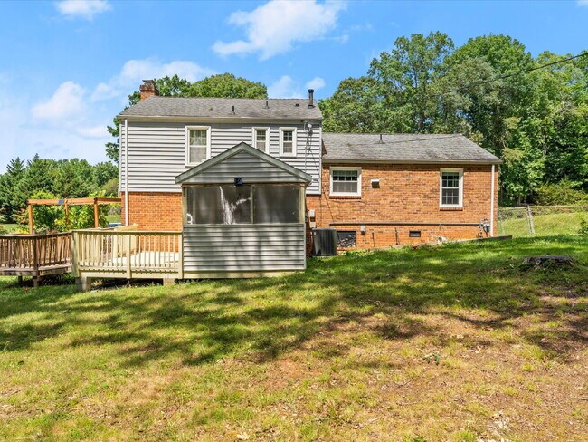 Building Photo - 2220 Lauderdale Dr