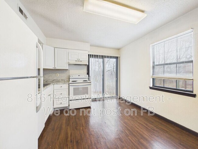 Building Photo - 1020 NE Lindsay Ave