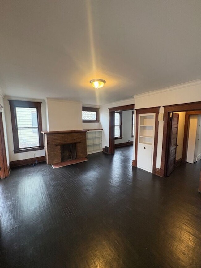 Building Photo - 1605-1605 N Linn St