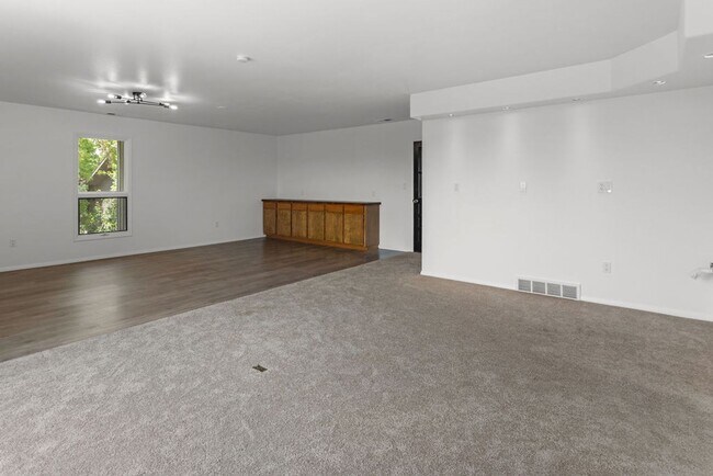 Building Photo - 4 Bedroom, 2.5 Bathroom in Lakeside Terrac...
