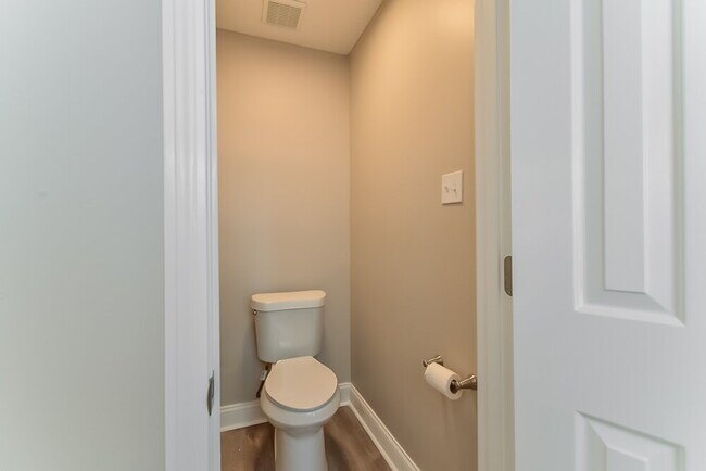 Building Photo - 2025 Westbriar Dr