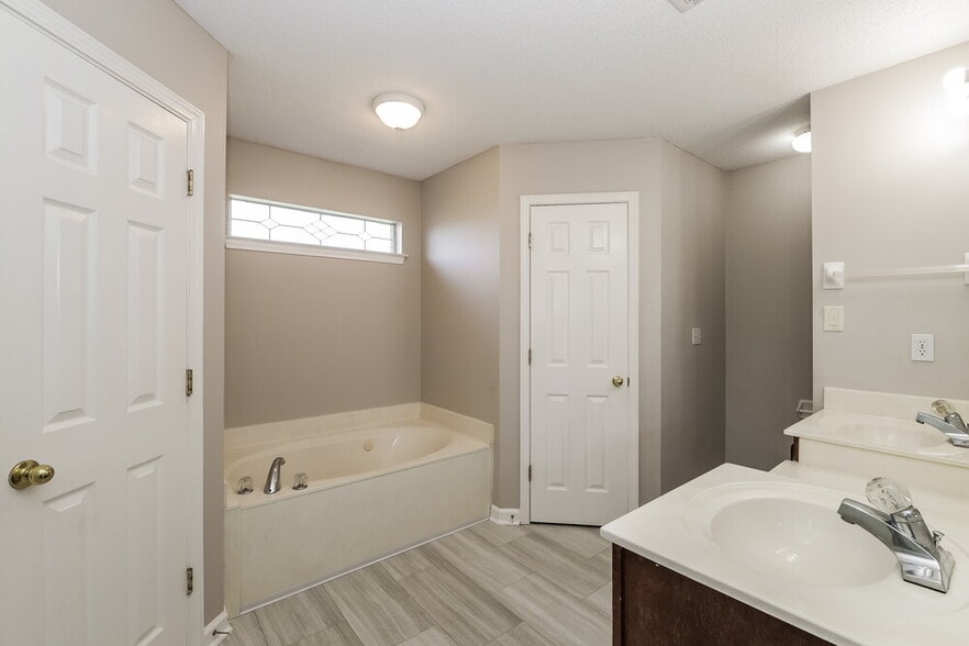 Building Photo - 2848 Rutherford Dr
