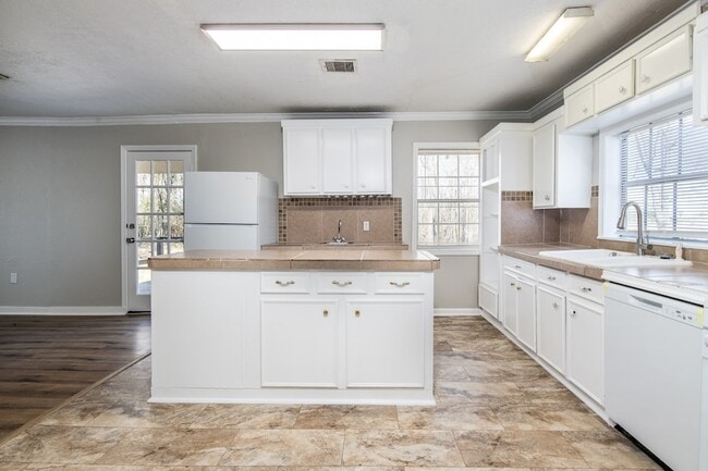 Building Photo - 1007 E Main St