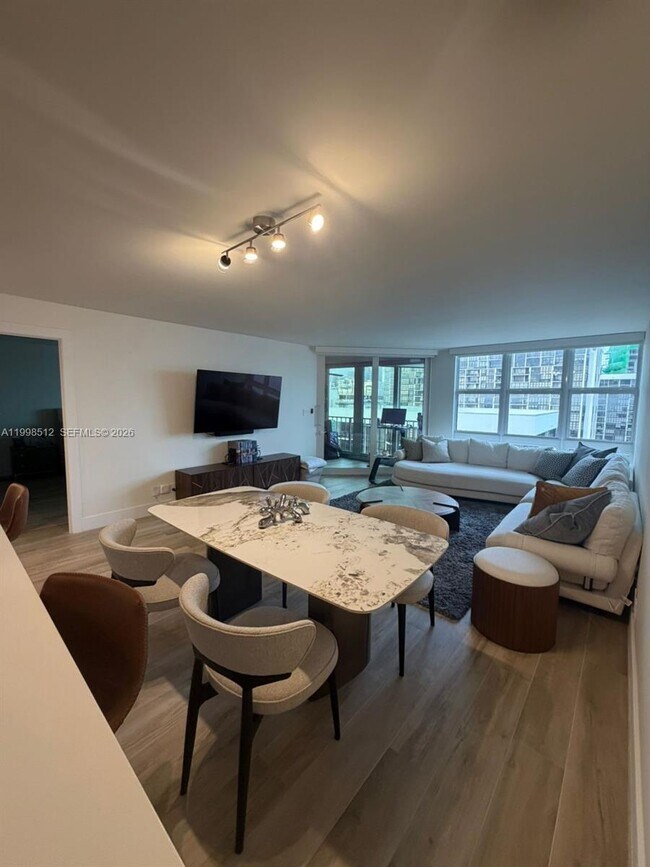 Building Photo - 1925 Brickell Ave