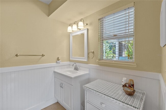Building Photo - 7860 Holiday Dr