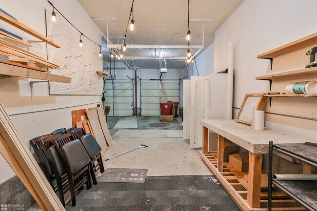 Building Photo - Beautifully maintained, energy-efficient f...