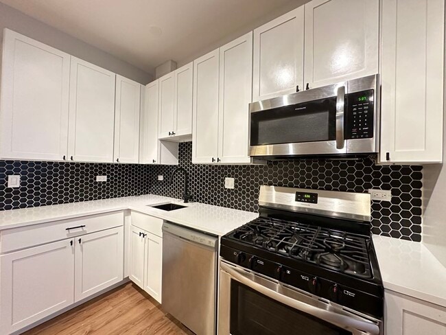 Building Photo - 661 W Wrightwood Ave