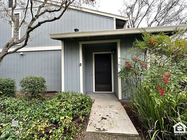 Building Photo - Charming 2 Bedroom Townhouse – Prime Location, Available Now!