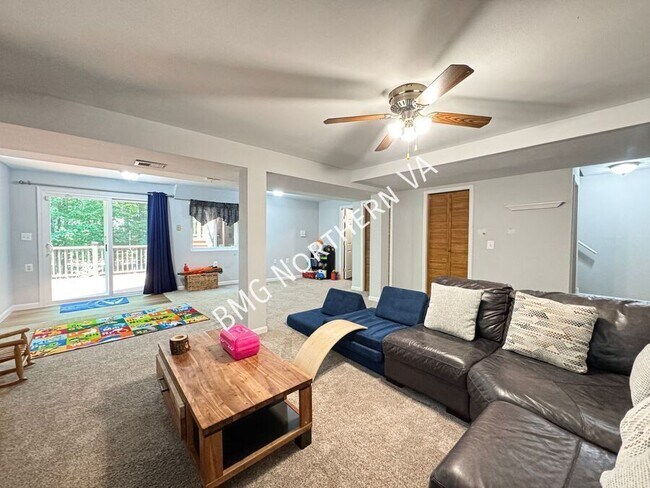 Building Photo - 3821 Jocelyn Dr