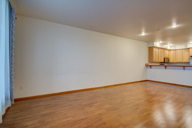 Building Photo - Spacious 2 Bed 2 Bath Condo with Private Balcony