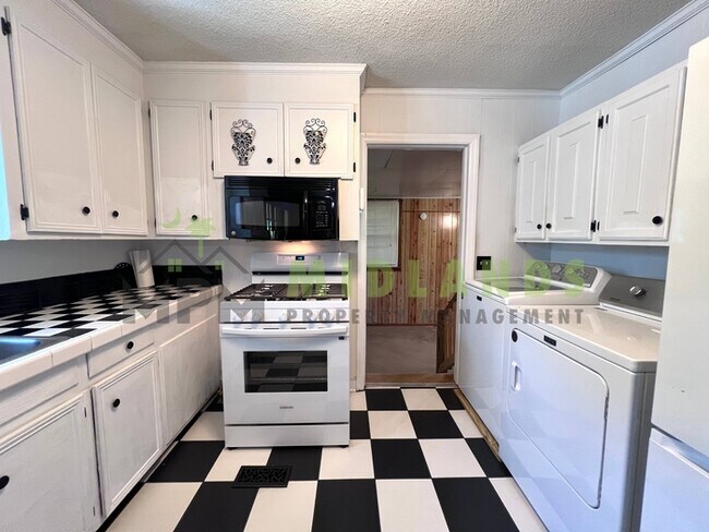 Building Photo - 3836 Davies Dr