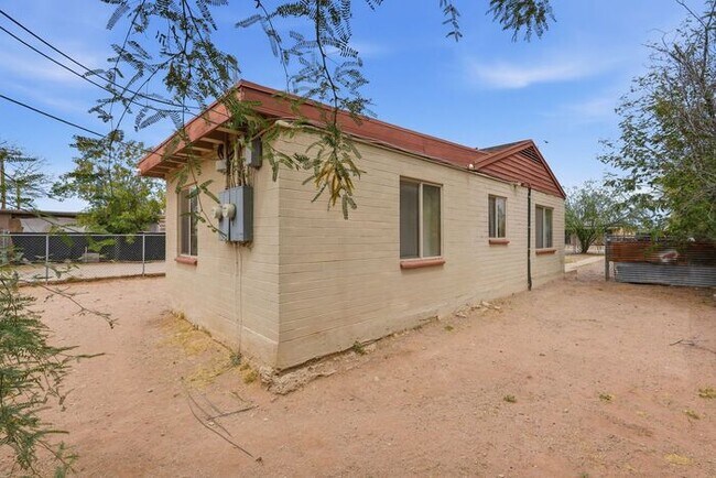 Building Photo - 2520 E Cameron Vista