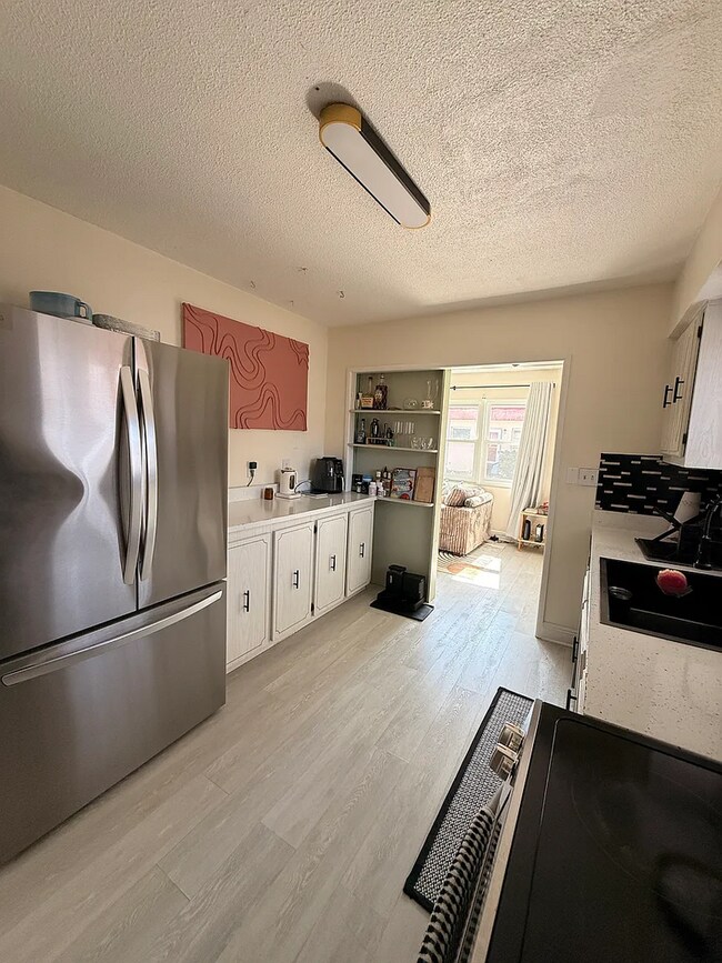 Building Photo - $500 OFF ON FIRST MONTH'S RENT! Move in Ready! Sunshine & Comfort in the Heart of St. Pete - 2bed...