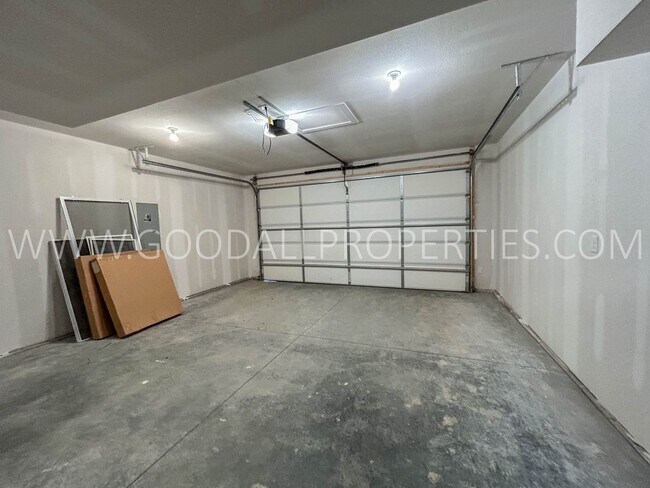 Building Photo - 4 Bedroom 2.5 Bath Townhome in Adel with attached 2-car garage.