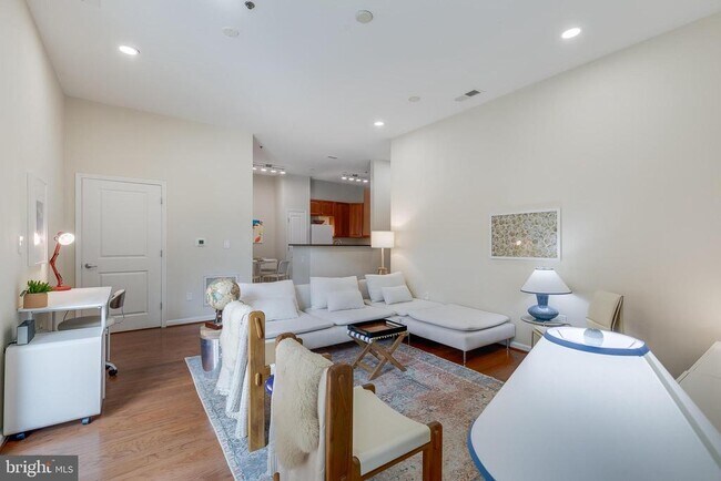 Building Photo - 309 Holland Ln