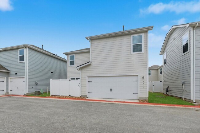 Building Photo - Clean & Modern Townhome with No Carpet and Lawn Service Included
