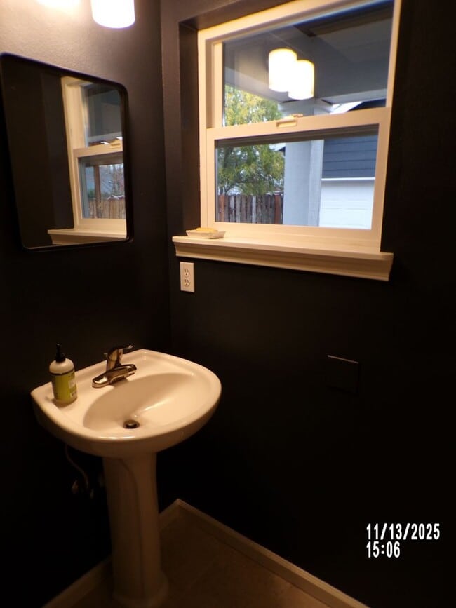 Building Photo - Charming house close to parks