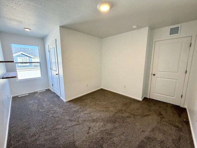 Building Photo - 3698 E 1520 S