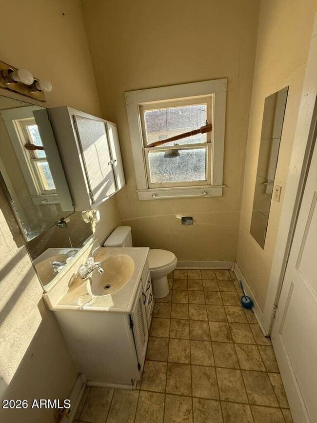 Building Photo - 1014 E 14th St