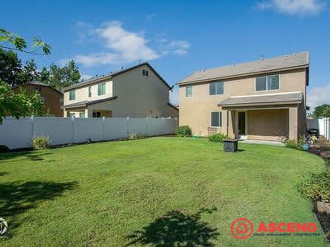 Building Photo - Stunning 4 bedroom Home In Gated Community!