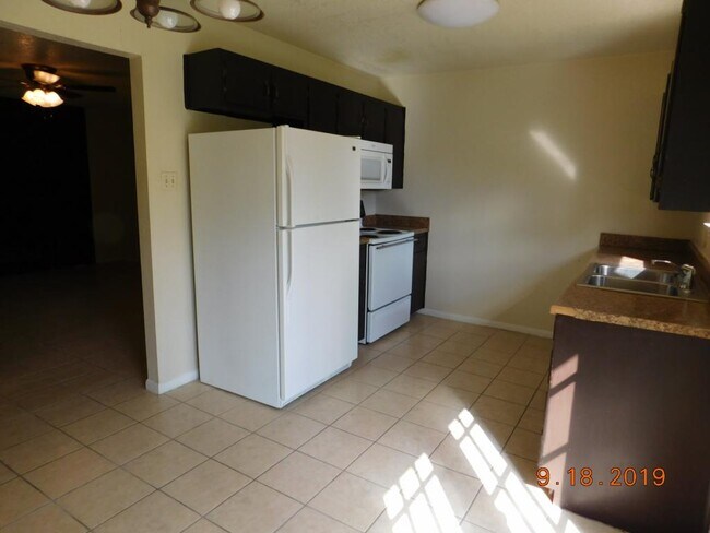 Building Photo - 206 Jason Dr